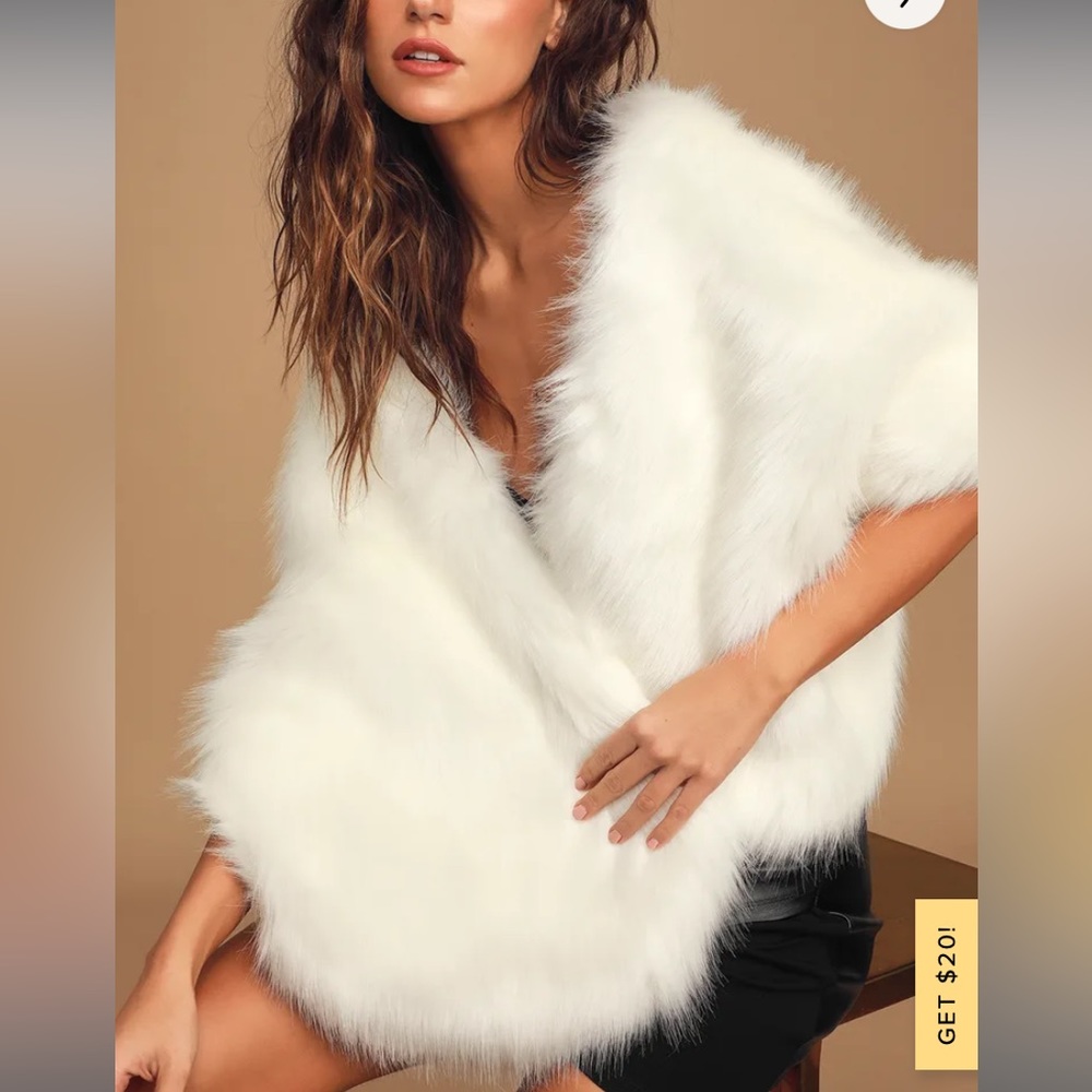 Lulu’s White Faux Fur Shawl